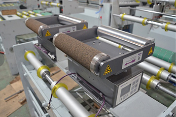 Plastic slitting machine